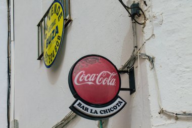 Carmona İspanya 16 Temmuz 2021. Ticari tabela, Avrupa 'nın Parlak Yıldızı adlı eski bir şehir olan Carmona' da yer alan bir işletme, şehir tipik bir dar ve dolambaçlı Arap yerleşimini gösteriyor.