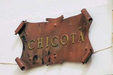 Carmona İspanya 16 Temmuz 2021. Ticari tabela, Avrupa 'nın Parlak Yıldızı adlı eski bir şehir olan Carmona' da yer alan bir işletme, şehir tipik bir dar ve dolambaçlı Arap yerleşimini gösteriyor.