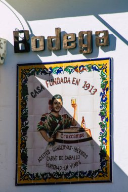 Carmona İspanya 16 Temmuz 2021. Ticari tabela, Avrupa 'nın Parlak Yıldızı adlı eski bir şehir olan Carmona' da yer alan bir işletme, şehir tipik bir dar ve dolambaçlı Arap yerleşimini gösteriyor.