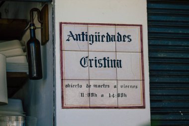 Carmona İspanya 16 Temmuz 2021. Ticari tabela, Avrupa 'nın Parlak Yıldızı adlı eski bir şehir olan Carmona' da yer alan bir işletme, şehir tipik bir dar ve dolambaçlı Arap yerleşimini gösteriyor.