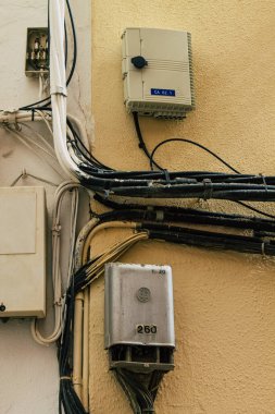 Carmona İspanya 16 Temmuz 2021 Carmona sokaklarındaki bir binanın ön cephesinde bulunan elektrik kabloları tipik bir dar ve dolambaçlı Arapça düzen gösteriyor.