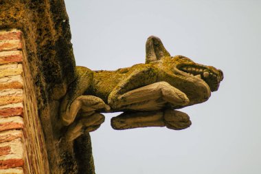 Carmona İspanya 15 Temmuz 2021 Santa Maria Kilisesi 'nin dış cephesindeki gargoyle kapanışı, daha çok 15. ve 16. yüzyıllarda Carmona eski camii üzerine inşa edilen Gotik bir yapıdır.