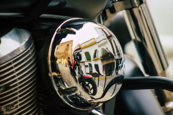 Sevilha Espanha Julho 2021 Fechar Mecânica Uma Motocicleta Estacionada Estacionamento — Fotografia de Stock