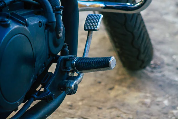 Seville Spain July 2021 Closeup Mechanics Motorcycle Parked Parking Lot — Stock Photo, Image