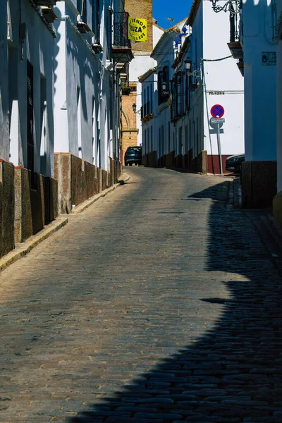 2021年7月14日 西班牙卡尔莫纳镇狭窄的街道被称为 明亮的欧洲之星 它展示了一个典型的狭窄而曲折的阿拉伯布局 它将把你带到遥远的过去 — 图库照片