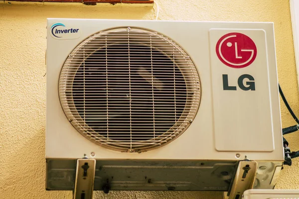 Carmona İspanya 14 Temmuz 2021 'de Carmona sokaklarındaki bir binanın ön cephesinde, şehir tipik bir dar ve dolambaçlı Arap yerleşimi göstermektedir.