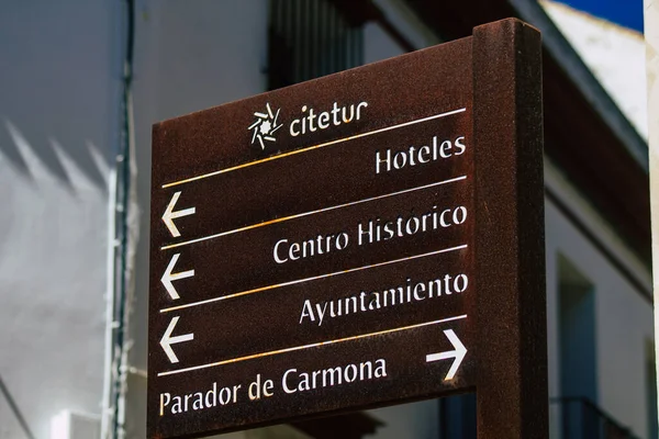 Carmona Spain Июля 2021 Дорожный Знак Возведенный Обочине Над Дорогами — стоковое фото