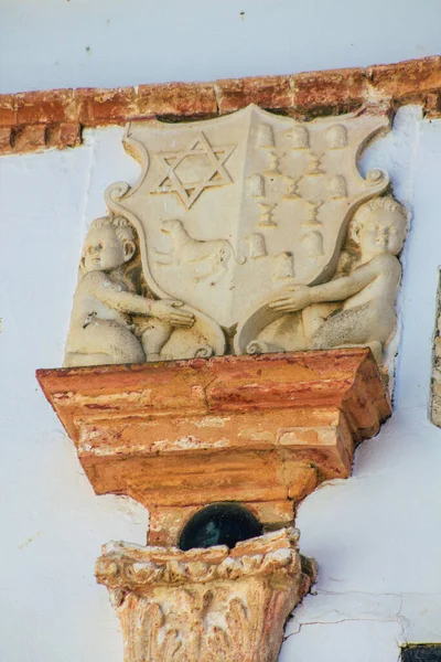 Carmonaスペイン2021年7月16日Carmonaと呼ばれる町の狭い通りにある古い家の紋章ヨーロッパの明るい星 町は典型的な狭くて蛇行するアラビア語のレイアウトを示しています — ストック写真