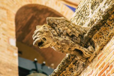 Carmona İspanya 15 Temmuz 2021 Santa Maria Kilisesi 'nin dış cephesindeki gargoyle kapanışı, daha çok 15. ve 16. yüzyıllarda Carmona eski camii üzerine inşa edilen Gotik bir yapıdır.