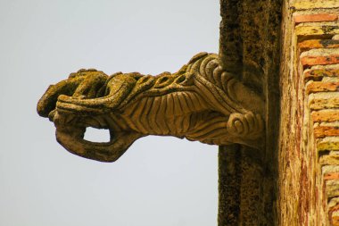 Carmona İspanya 15 Temmuz 2021 Santa Maria Kilisesi 'nin dış cephesindeki gargoyle kapanışı, daha çok 15. ve 16. yüzyıllarda Carmona eski camii üzerine inşa edilen Gotik bir yapıdır.