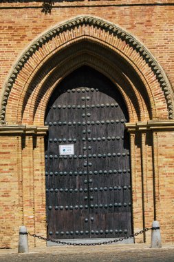 Carmona İspanya 14 Temmuz 2021 'de Carmona şehrinin dar sokaklarından Avrupa' nın Parlak Yıldızı adı verilen kilise manzarası, tipik bir dar ve dolambaçlı Arap yerleşimini gösteriyor.