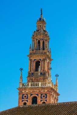 Carmona İspanya 14 Temmuz 2021 'de Carmona şehrinin dar sokaklarından Avrupa' nın Parlak Yıldızı adı verilen kilise manzarası, tipik bir dar ve dolambaçlı Arap yerleşimini gösteriyor.