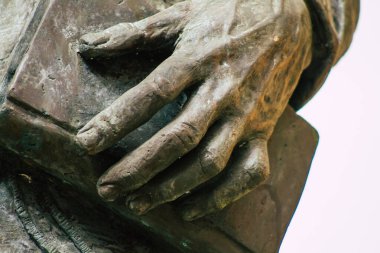 Carmona İspanya 15 Temmuz 2021 Santa Angela de la Cruz heykelinin manzarası Santa Maria Kilisesi 'nin önünde 15. ve 16. yüzyıllarda inşa edilmiştir.