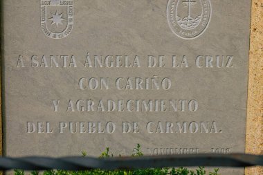 Carmona İspanya 15 Temmuz 2021 Santa Angela de la Cruz heykelinin manzarası Santa Maria Kilisesi 'nin önünde 15. ve 16. yüzyıllarda inşa edilmiştir.
