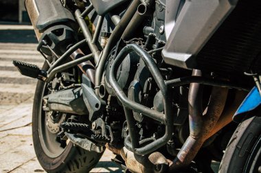 Carmona İspanya 18 Temmuz 2021 Triumph TiGER XRX Carmona sokaklarına park edilmiş 800 motosiklet, şehir tipik bir dar ve dolambaçlı Arap düzeni gösteriyor