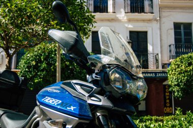 Carmona İspanya 18 Temmuz 2021 Triumph TiGER XRX Carmona sokaklarına park edilmiş 800 motosiklet, şehir tipik bir dar ve dolambaçlı Arap düzeni gösteriyor