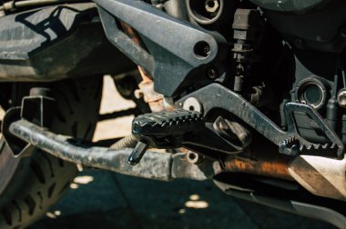 Carmona İspanya 18 Temmuz 2021 Triumph TiGER XRX Carmona sokaklarına park edilmiş 800 motosiklet, şehir tipik bir dar ve dolambaçlı Arap düzeni gösteriyor