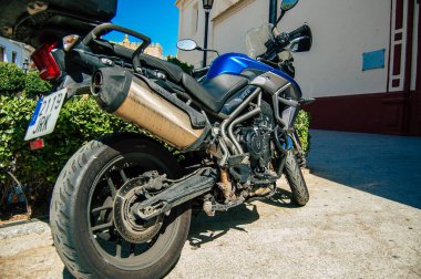 Carmona İspanya 18 Temmuz 2021 Triumph TiGER XRX Carmona sokaklarına park edilmiş 800 motosiklet, şehir tipik bir dar ve dolambaçlı Arap düzeni gösteriyor