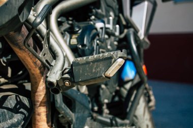 Carmona İspanya 18 Temmuz 2021 Triumph TiGER XRX Carmona sokaklarına park edilmiş 800 motosiklet, şehir tipik bir dar ve dolambaçlı Arap düzeni gösteriyor