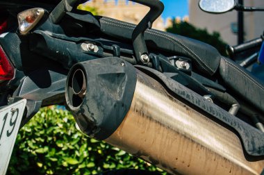 Carmona İspanya 18 Temmuz 2021 Triumph TiGER XRX Carmona sokaklarına park edilmiş 800 motosiklet, şehir tipik bir dar ve dolambaçlı Arap düzeni gösteriyor