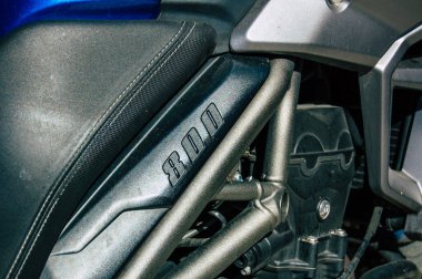 Carmona İspanya 18 Temmuz 2021 Triumph TiGER XRX Carmona sokaklarına park edilmiş 800 motosiklet, şehir tipik bir dar ve dolambaçlı Arap düzeni gösteriyor