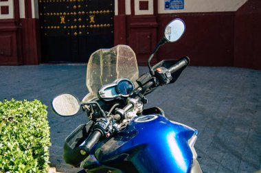 Carmona İspanya 18 Temmuz 2021 Triumph TiGER XRX Carmona sokaklarına park edilmiş 800 motosiklet, şehir tipik bir dar ve dolambaçlı Arap düzeni gösteriyor