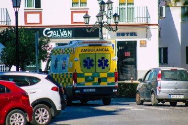 Carmona İspanya 18 Temmuz 2021 Carmona sokaklarında Coronavirus salgını sırasında İspanya 'yı vuran ambulans