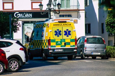 Carmona İspanya 18 Temmuz 2021 Carmona sokaklarında Coronavirus salgını sırasında İspanya 'yı vuran ambulans