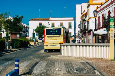 Carmona İspanya 18 Temmuz 2021, Carmona caddelerinden geçen otobüs, her gün Carmona ve Seville arasında 124 numaralı otobüs.