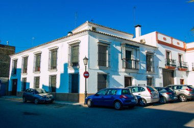 Carmona İspanya 18 Temmuz 2021 Carmona, İspanya 'nın güneyindeki Endülüs Bölgesi' nin başkenti ve sembolik bir şehir olan Carmona 'nın sokaklarına park edilmiştir.