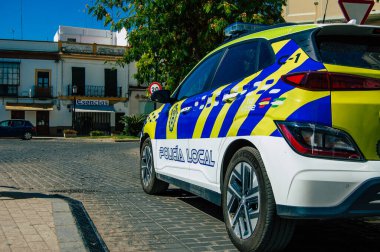 İspanya 'da 18 Temmuz 2021 Coronavirüs salgını sırasında Carmona sokaklarında devriye gezen yerel polis