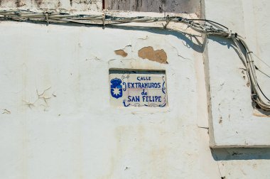 Carmona İspanya 18 Temmuz 2021 Sokak tabelası veya yol tabelası, Carmona şehir merkezindeki yol kullanıcısına bilgi sağlamak için yolun kenarına ya da yukarısına dikildi