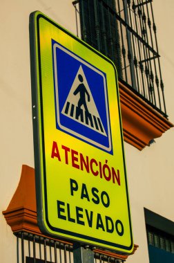 Carmona İspanya 18 Temmuz 2021 Sokak tabelası veya yol tabelası, Carmona şehir merkezindeki yol kullanıcısına bilgi sağlamak için yolun kenarına ya da yukarısına dikildi