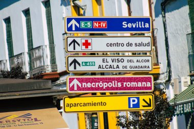 Carmona İspanya 18 Temmuz 2021 Sokak tabelası veya yol tabelası, Carmona şehir merkezindeki yol kullanıcısına bilgi sağlamak için yolun kenarına ya da yukarısına dikildi