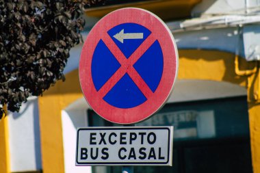 Carmona İspanya 18 Temmuz 2021 Sokak tabelası veya yol tabelası, Carmona şehir merkezindeki yol kullanıcısına bilgi sağlamak için yolun kenarına ya da yukarısına dikildi