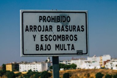 Carmona İspanya 18 Temmuz 2021 Sokak tabelası veya yol tabelası, Carmona şehir merkezindeki yol kullanıcısına bilgi sağlamak için yolun kenarına ya da yukarısına dikildi