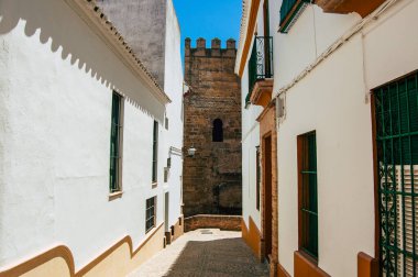 Carmona İspanya 18 Temmuz 2021 Carmona Narrow Caddesi 'nde Avrupa' nın Parlak Yıldızı olarak adlandırılan şehir, tipik bir dar ve dolambaçlı Arap yerleşimi gösteriyor.