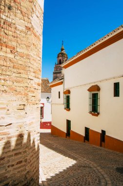 Carmona İspanya 18 Temmuz 2021 Carmona Narrow Caddesi 'nde Avrupa' nın Parlak Yıldızı olarak adlandırılan şehir, tipik bir dar ve dolambaçlı Arap yerleşimi gösteriyor.