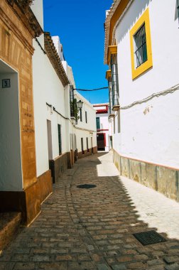 Carmona İspanya 18 Temmuz 2021 Carmona Narrow Caddesi 'nde Avrupa' nın Parlak Yıldızı olarak adlandırılan şehir, tipik bir dar ve dolambaçlı Arap yerleşimi gösteriyor.