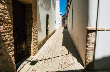Carmona İspanya 18 Temmuz 2021 Carmona Narrow Caddesi 'nde Avrupa' nın Parlak Yıldızı olarak adlandırılan şehir, tipik bir dar ve dolambaçlı Arap yerleşimi gösteriyor.