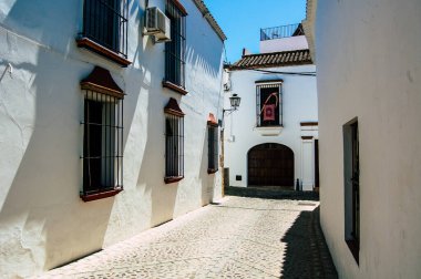 Carmona İspanya 18 Temmuz 2021 Carmona Narrow Caddesi 'nde Avrupa' nın Parlak Yıldızı olarak adlandırılan şehir, tipik bir dar ve dolambaçlı Arap yerleşimi gösteriyor.