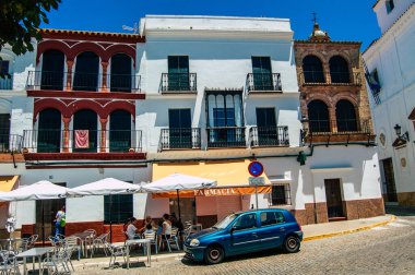 Carmona İspanya 18 Temmuz 2021 Carmona 'da Avrupa' nın Parlak Yıldızı olarak adlandırılan caddelerdeki eski ev cephesinde şehir tipik bir dar ve dolambaçlı Arap yerleşimi sergiliyor.