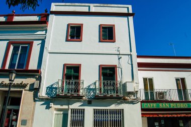 Carmona İspanya 18 Temmuz 2021 Carmona 'da Avrupa' nın Parlak Yıldızı olarak adlandırılan caddelerdeki eski ev cephesinde şehir tipik bir dar ve dolambaçlı Arap yerleşimi sergiliyor.