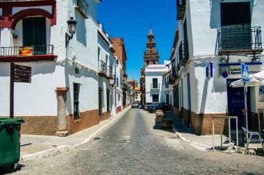 Carmona İspanya 18 Temmuz 2021 'de Avrupa' nın Parlak Yıldızı olarak adlandırılan şehir merkezi, tipik bir dar ve dolambaçlı Arap yerleşimi göstermektedir.