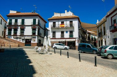 Carmona İspanya 18 Temmuz 2021 'de Avrupa' nın Parlak Yıldızı olarak adlandırılan şehir merkezi, tipik bir dar ve dolambaçlı Arap yerleşimi göstermektedir.