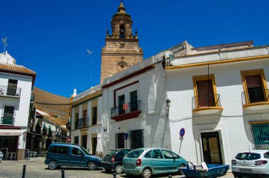 Carmona İspanya 18 Temmuz 2021 'de Avrupa' nın Parlak Yıldızı olarak adlandırılan şehir merkezi, tipik bir dar ve dolambaçlı Arap yerleşimi göstermektedir.