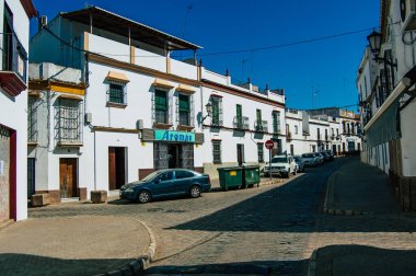 Carmona İspanya 18 Temmuz 2021 'de Avrupa' nın Parlak Yıldızı olarak adlandırılan şehir merkezi, tipik bir dar ve dolambaçlı Arap yerleşimi göstermektedir.