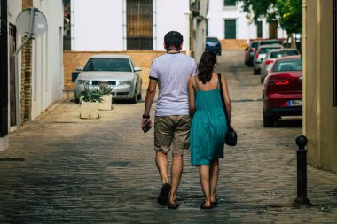 Carmona İspanya 18 Temmuz 2021 Carmona sokaklarında yürüyen yayalar Coronavirus salgını sırasında İspanya 'yı vuruyor, sokakta maske takmak zorunlu değil.