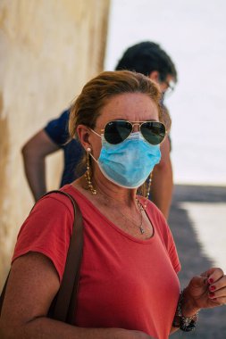 Carmona İspanya 18 Temmuz 2021 Carmona sokaklarında yürüyen yayalar Coronavirus salgını sırasında İspanya 'yı vuruyor, sokakta maske takmak zorunlu değil.