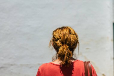 Carmona İspanya 18 Temmuz 2021 Carmona sokaklarında yürüyen yayalar Coronavirus salgını sırasında İspanya 'yı vuruyor, sokakta maske takmak zorunlu değil.